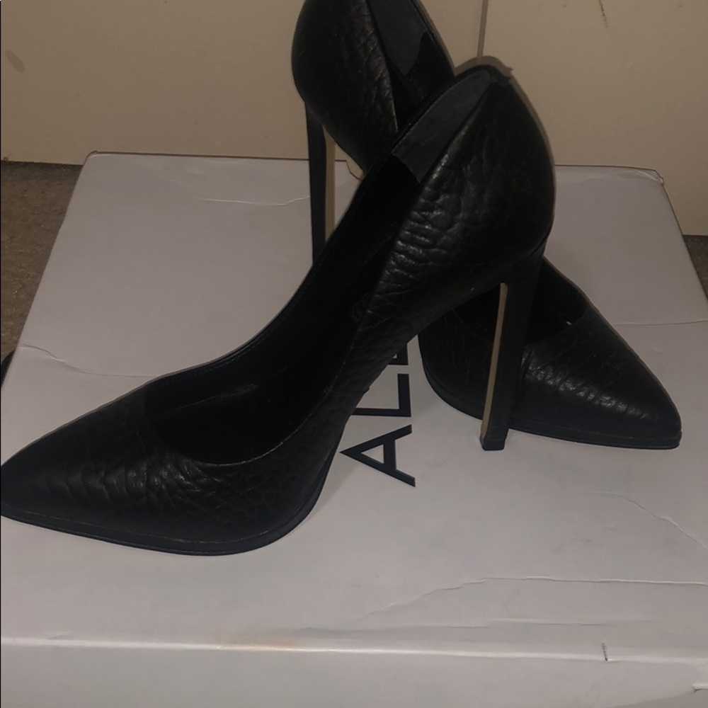 Leather snakeskin pumps